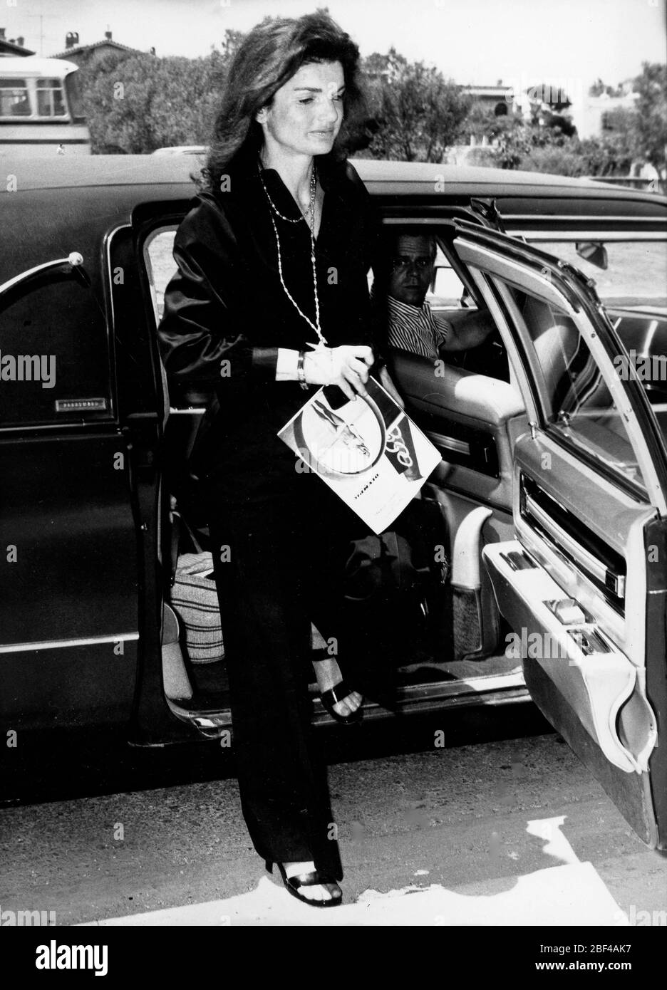 Ancienne première Dame des États-Unis JACQUELINE KENNEDY ONASSIS se place à quelques pas d'une voiture. Banque D'Images