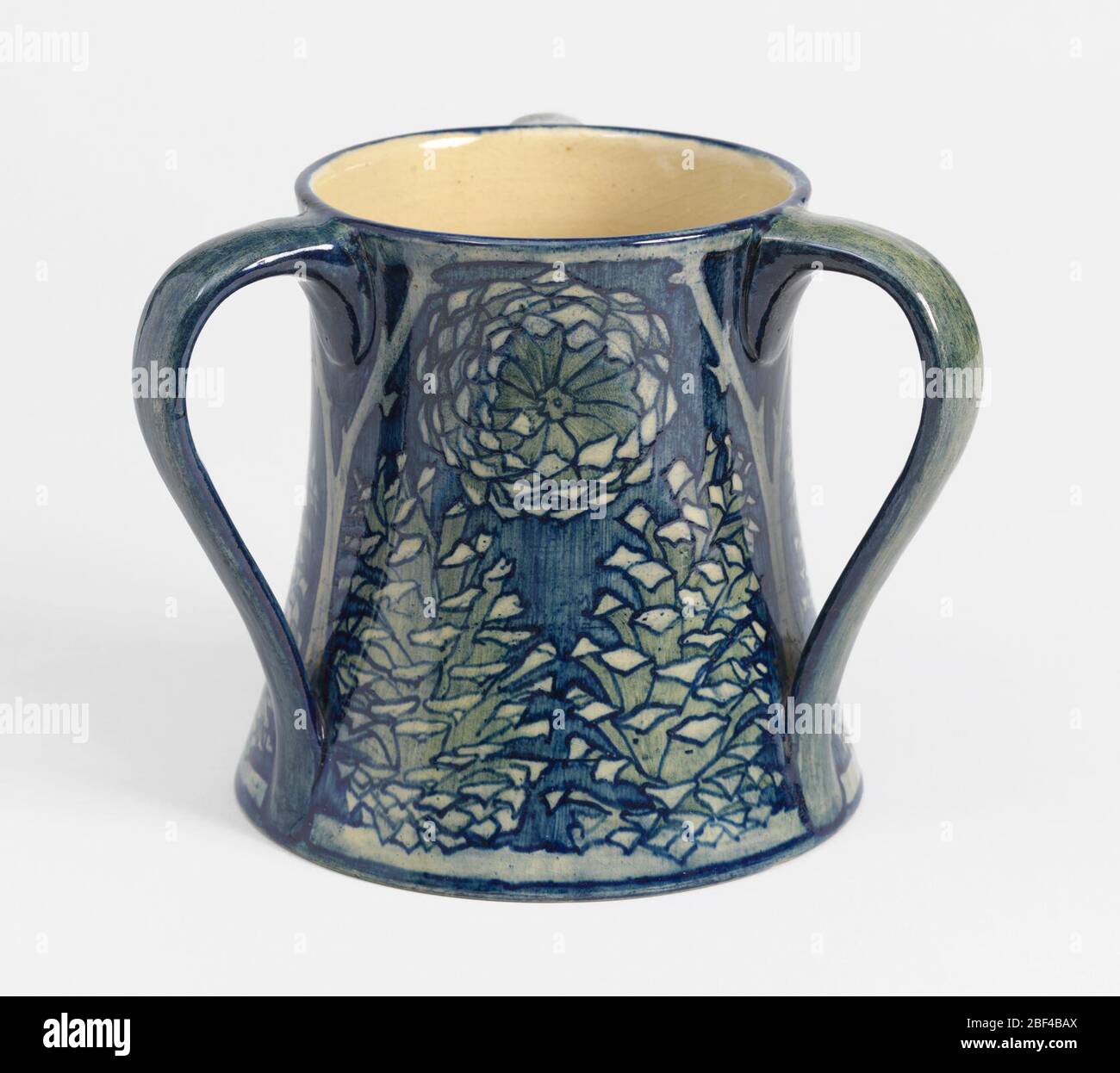 Vase. Corps en argile de buff, jeté. Corps cylindrique effilé, courbé vers l'intérieur, sans pied, bord droit, 3 poignées courbes appliquées. Décoré de trois panneaux divisés par des branches de couleur bouffée. Bande en haut sous la bordure de cobalt et bande en bas au-dessus de la bande de cobalt. Banque D'Images