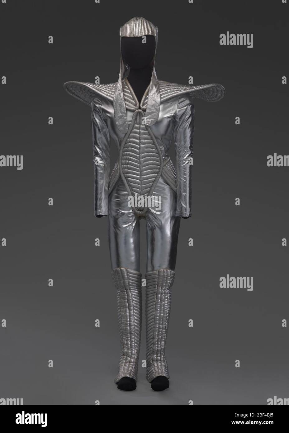 Costume porté par Nona Hendryx de Labelle. Ce costume a été porté par Nona Hendryx de Labelle lors d'une représentation en direct sur le spectacle de télévision "The Midnight Special" en 1975. Banque D'Images