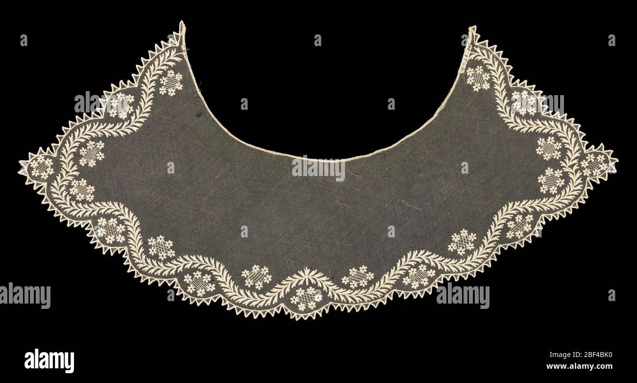 Collier. Col rond à filet avec bordure festonnée bordée de languettes triangulaires. La vigne feuillée longe trois côtés avec des groupes ovales de fleurs dans les interstices. Banque D'Images
