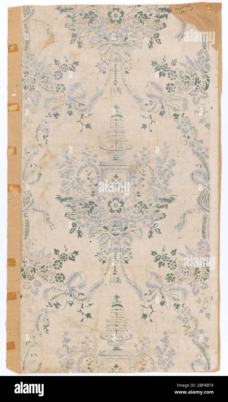 Flanc. Motif de couches avec motif central répété d'une fontaine sur un socle entouré d'une abondance de fleurs. Le tablier est formé de ruban avec des arcs. Imprimé en gris et vert sur un sol blanc. Document original pour « la fontaine ». Banque D'Images