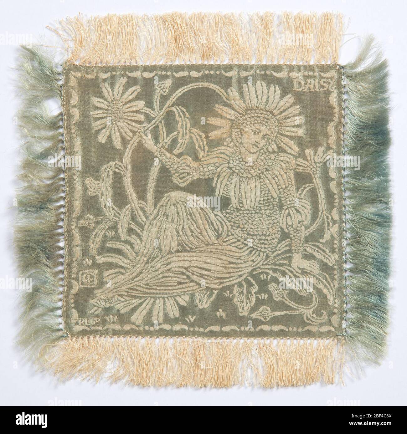 Floras retinue Daisy. Petite colomlie carrée, bordée de tous les côtés, avec une chaîne en lin ivoire et une trame en soie grise-verte. Figure d'une femme vêtue d'une Marguerite avec des daisies autour d'elle, et le mot MARGUERITE dans le coin supérieur droit, tous apparaissant en ivoire sur un sol gris-vert. Banque D'Images