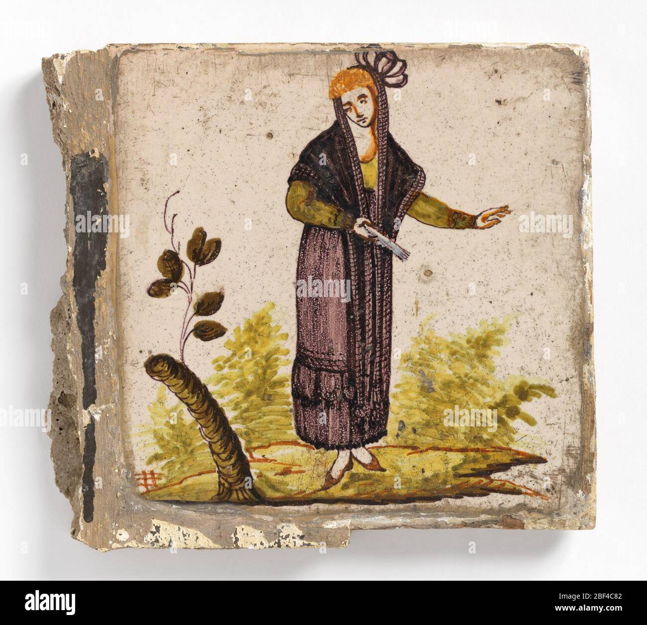 Mosaïque. Femme en chemisier vert, jupe au manganèse et châle long, posée sur sa tête. Un tronc d'arbre avec quelques feuilles à gauche. Banque D'Images