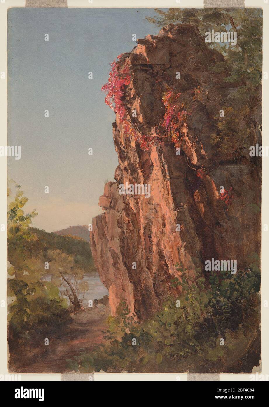Paysage avec un grand rocher peut-être Caroline du Nord. Vue verticale avec une roche haute en haut au centre du premier plan et une vigne rouge en descendant du haut et en descendant vers la droite. Un chemin serpente depuis le coin inférieur gauche le long d'une rivière visible dans le milieu gauche avec des collines au-delà. Banque D'Images