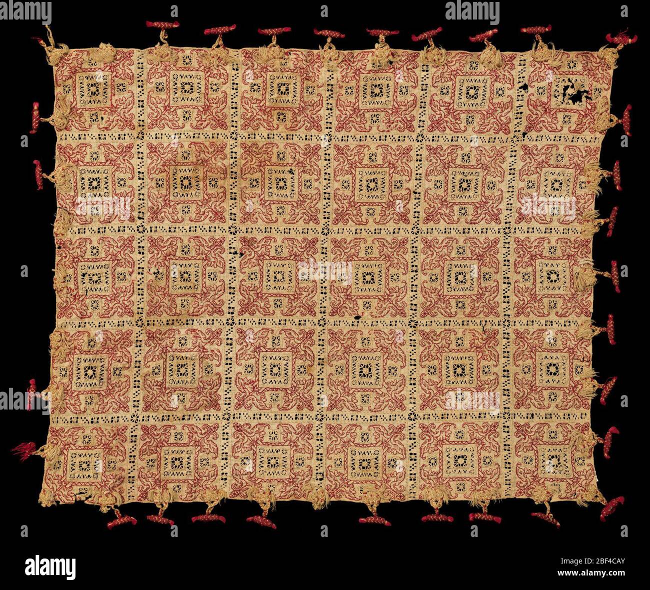 Panneau. Panneau de linge divisé en carrés par bandes de travail dessiné; chaque carré orné de dessin et de broderie en soie rouge. Les alternes de soie rouge et jaune sont fixées au bord de la housse d'oreiller par des ornements tressés de soie jaune. Banque D'Images