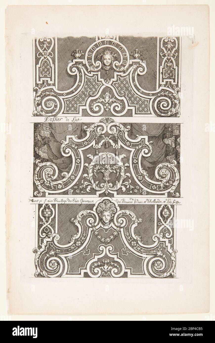 Conceptions pour têtes de lit. Trois modèles pour têtes de lit ornées. Chaque tête de lit présente des détails complexes et se courbe sur le côté, et se termine par deux volutes. Banque D'Images