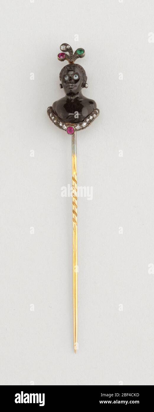 Broche avec buste de Moor. Conception d'une tête humaine et des épaules, peut-être en verre noir, représentant un Moor avec des plumes sur la tête, coller des bijoux dans les oreilles et autour de l'or. Banque D'Images