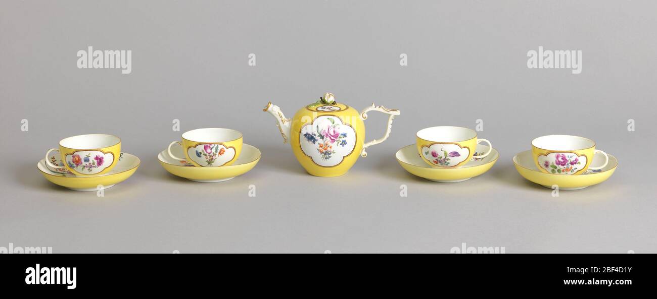 Service de thé avec fleurs de terre jaunes et or. Banque D'Images
