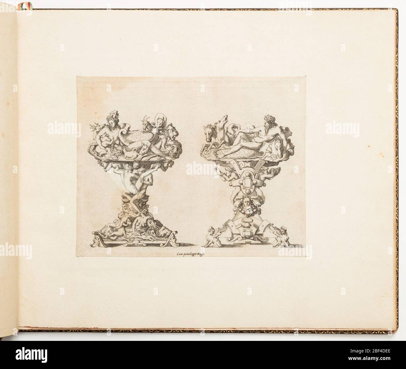 Conception pour les caves de sel de Dessins dorfvrerie conceptions pour le travail des métaux. École de Fontainebleau. Conception pour deux caves à sel. La base de la cave à sel gauche est constituée de corps entrelacés et d'un couplage de paires sous un masque de surveillance. Banque D'Images