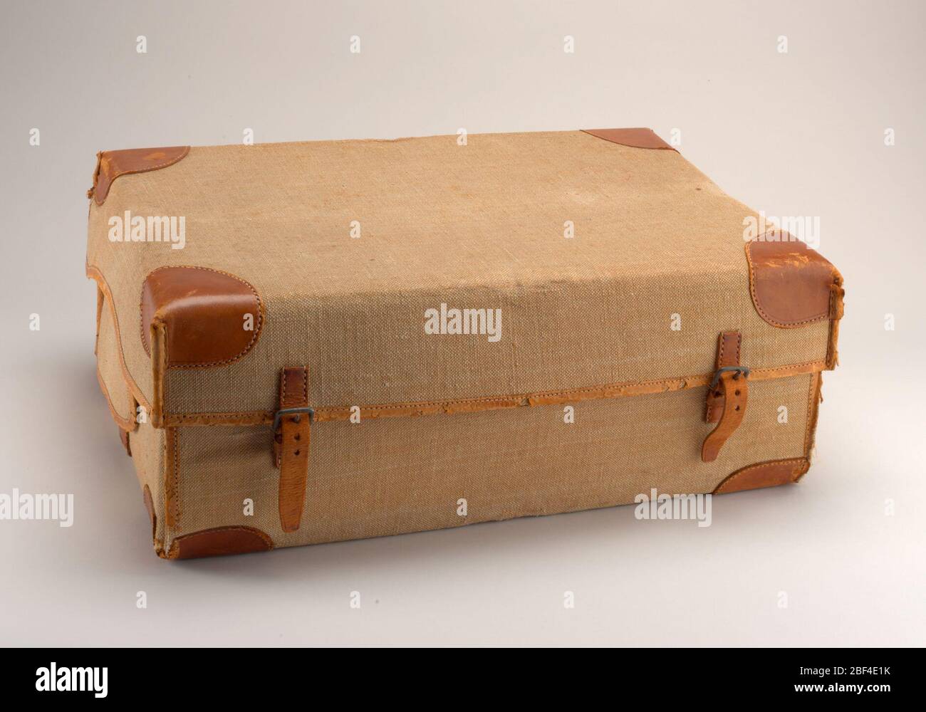 Housse de protection pour couverts. Housse avec bords et coins en cuir,  deux boucles et sangles Photo Stock - Alamy