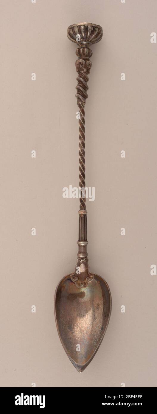 Cuillère. Bol ovale pointu, tige partiellement cannelée puis tordue avec cosse à pince ronde à gadrooned. Banque D'Images