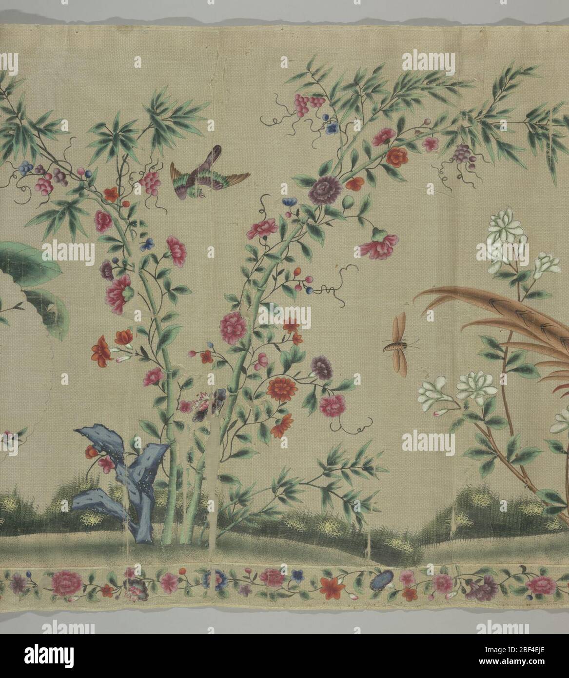 Fragment. Sol ivoire avec design brillant en polychrome tempera. Grand urne centrale avec arbre nain fleuri, flanqué de chaque côté par grand groupe d'oiseaux et de plantes. Petits oiseaux et insectes qui volent dans l'air. Banque D'Images