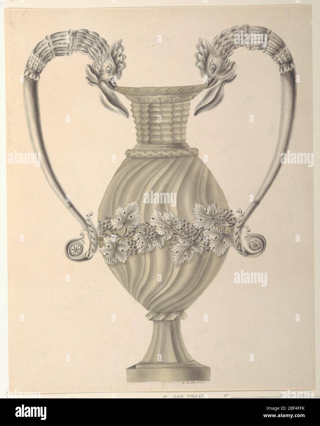 Design pour un Urn de cristal avec supports argent. Urne en verre sculpté ovoïde, à base circulaire et à col haut, décorée de flettage en spirale. Poignées argentées se terminant dans les têtes de roosters, et fixées à leurs bases à une bande de grapevine enentourant le corps de l'objet. Banque D'Images