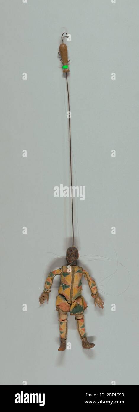 Arlequin. Ensemble de marionnettes Commedia dell'arte, chacune avec masques faciaux et costumes de caractère. Arlequin montré avec masque barbu et joues et nez rosés. Costume de patchwork multicolore. Banque D'Images