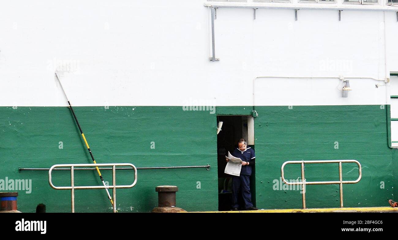 Un équipage Star Ferry lisant le journal. Banque D'Images