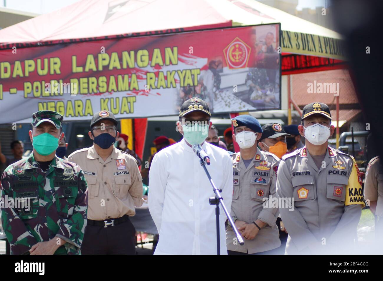 17 avril 2020, Makassar, Sulawesi du Sud, Indonésie: Le gouverneur du Sulawesi du Sud, Indonésie, le professeur Nurdin Abdullah, avec le chef de la police régionale du Sulawesi du Sud et commandant du XIV Commandement militaire régional Hasanuddin, portait des masques pour empêcher la propagation de l'éclosion du Covid-19, Tout en parlant devant des journalistes dans les cuisines publiques au quartier général de la brigade mobile de police de Sulawesi Sud à Makassar. Le gouverneur a expliqué que la ville de Makassar allait mettre en œuvre une restriction sociale à grande échelle (PSBB), en raison des cas croissants de Covid-19 dans cette ville. (Image de crédit : © Herwi Banque D'Images