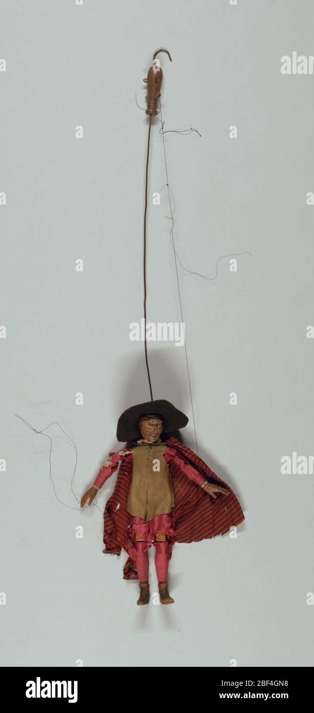 Il Capitano. Ensemble de marionnettes Commedia dell'arte, chacune avec masques faciaux et costumes de caractère.il Capitano montré avec un chapeau noir à large bord, une tunique beige et une cape rayée. Banque D'Images