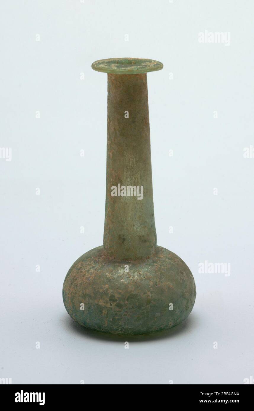 Vase. Corps oblique, col tubulaire haut, délicatement tape vers le bord du couvain. Verre vert épais et irisé. Banque D'Images