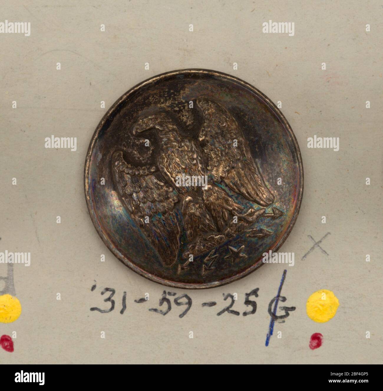 Bouton. Tête d'aigle à gauche, ailes se propagent sur les barres et flèche pointé éclair sous les boulons avec des étoiles entre le bolts.Components -a,-b sont sur la carte iComponent -c est sur la carte 57 Banque D'Images