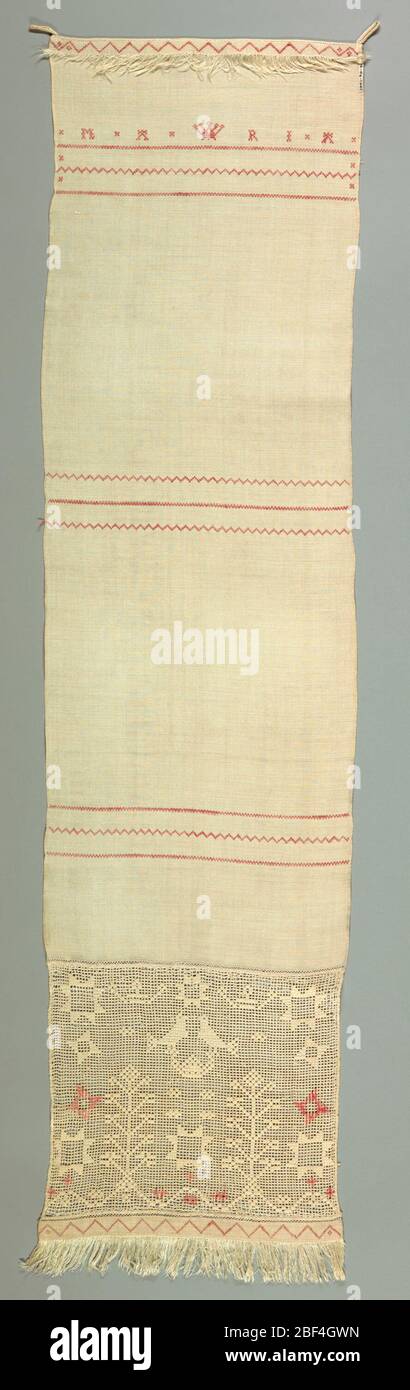 Housse pour serviette. Housse de protection pour serviette ornée de la « aria », couronnes et bordures croisées d'un ensemble de lignes droites entre les zigzag travaillés en point de croix. Ci-dessus se trouve une bande de drawnwork avec des oiseaux, des couronnes, des étoiles, et des fleurs en dard et en surcoulage. Frange en haut et en bas. Banque D'Images