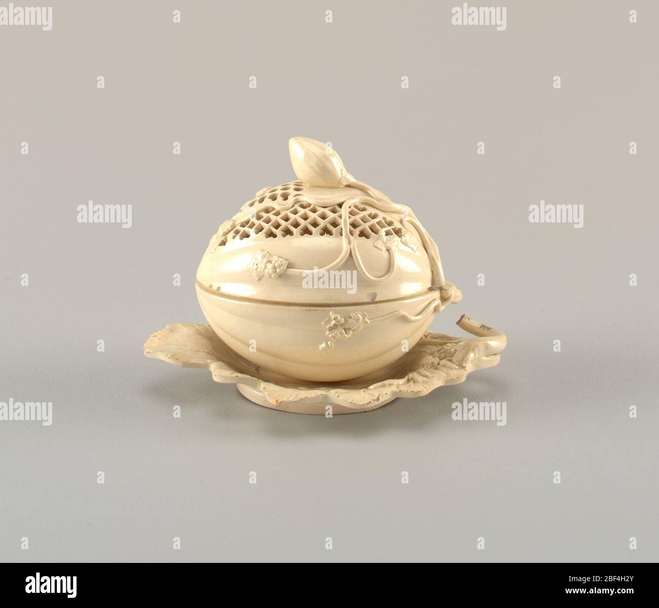 Bol et couvercle. Bols en forme de melon avec soucoupes moulées en forme de feuilles. Poignées de tige. Les couvertures ont percé des figures de treillis et de la décoration appliquée sous forme de lignes ondulées se terminant dans les fruits et les feuilles. Banque D'Images