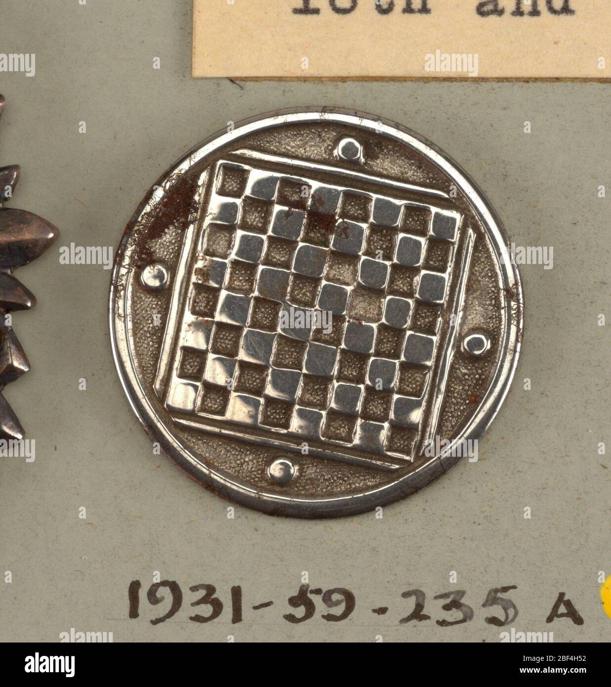 Bouton. Bouton orné dans la conception de la carte de vérification et de quatre dameurs. Tige en acier.sur la carte 48 Banque D'Images