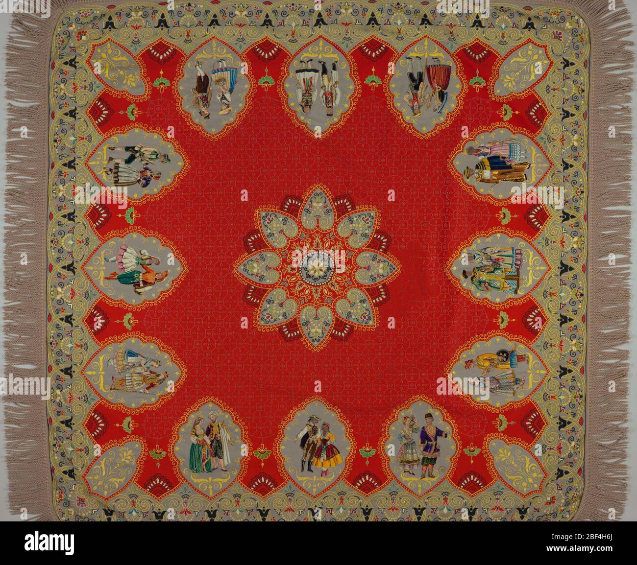 Textile. Tissus rouge et gris brodés et appliqués avec soie multicolore et chenille dans un motif médaillons représentant différents personnages, dans un style persan. Frange de laine grise. Banque D'Images