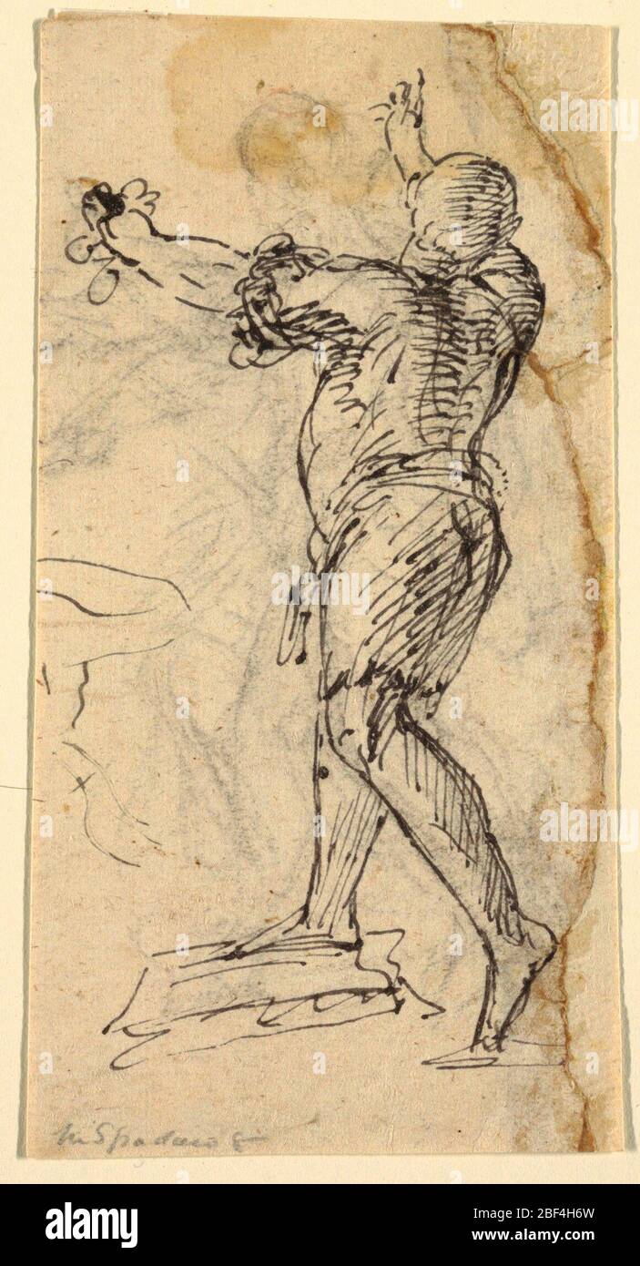 Homme debout avec bras levés. Un homme debout vu de derrière, face à gauche. Ses bras sont levés devant lui et son pied droit repose sur un bloc. Banque D'Images