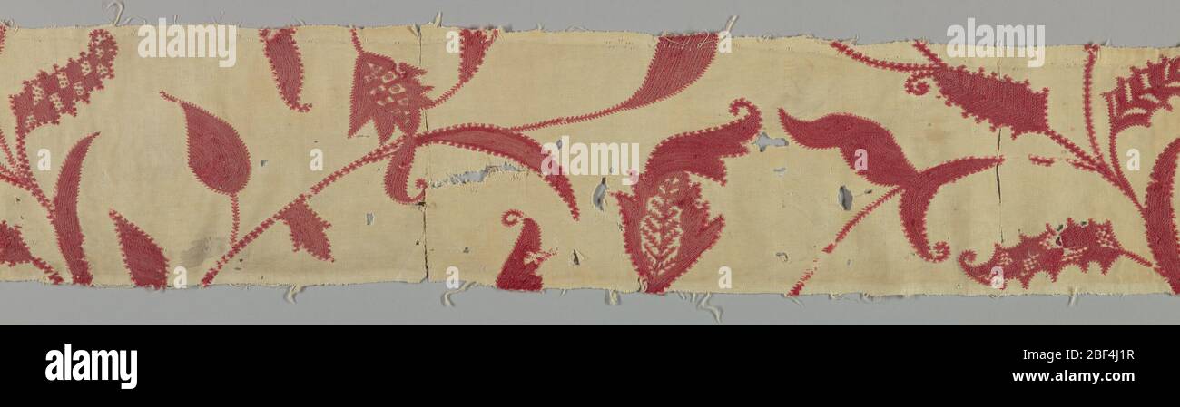 Textile. Petit rideau sergé tissé avec chaîne en lin et trame en coton, avec motif brodé en laine rouge. Banque D'Images