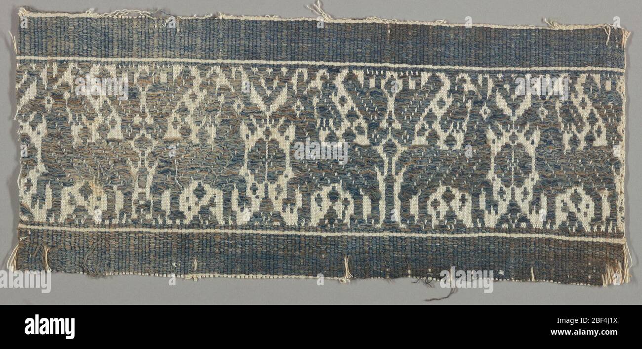 Fragment. Le weft supplémentaire flottant alternativement face à face. Conception de cerfs affrontés flanquant d'une fleur. Oiseaux affrontés, à l'envers entre le cerf. Banque D'Images