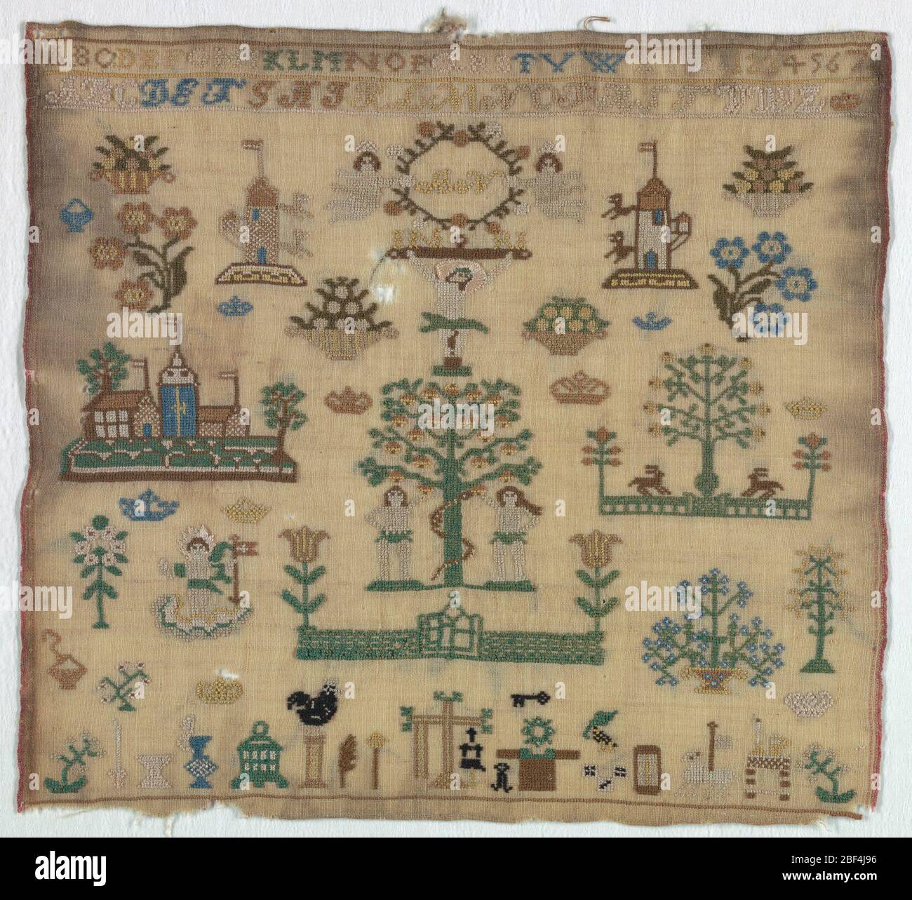 Echantillonneur. Deux lettres et motifs isolés dont Adam et Eve, Crucifixion, Jérusalem, ange tenant drapeau et sybols de la Passion. Banque D'Images