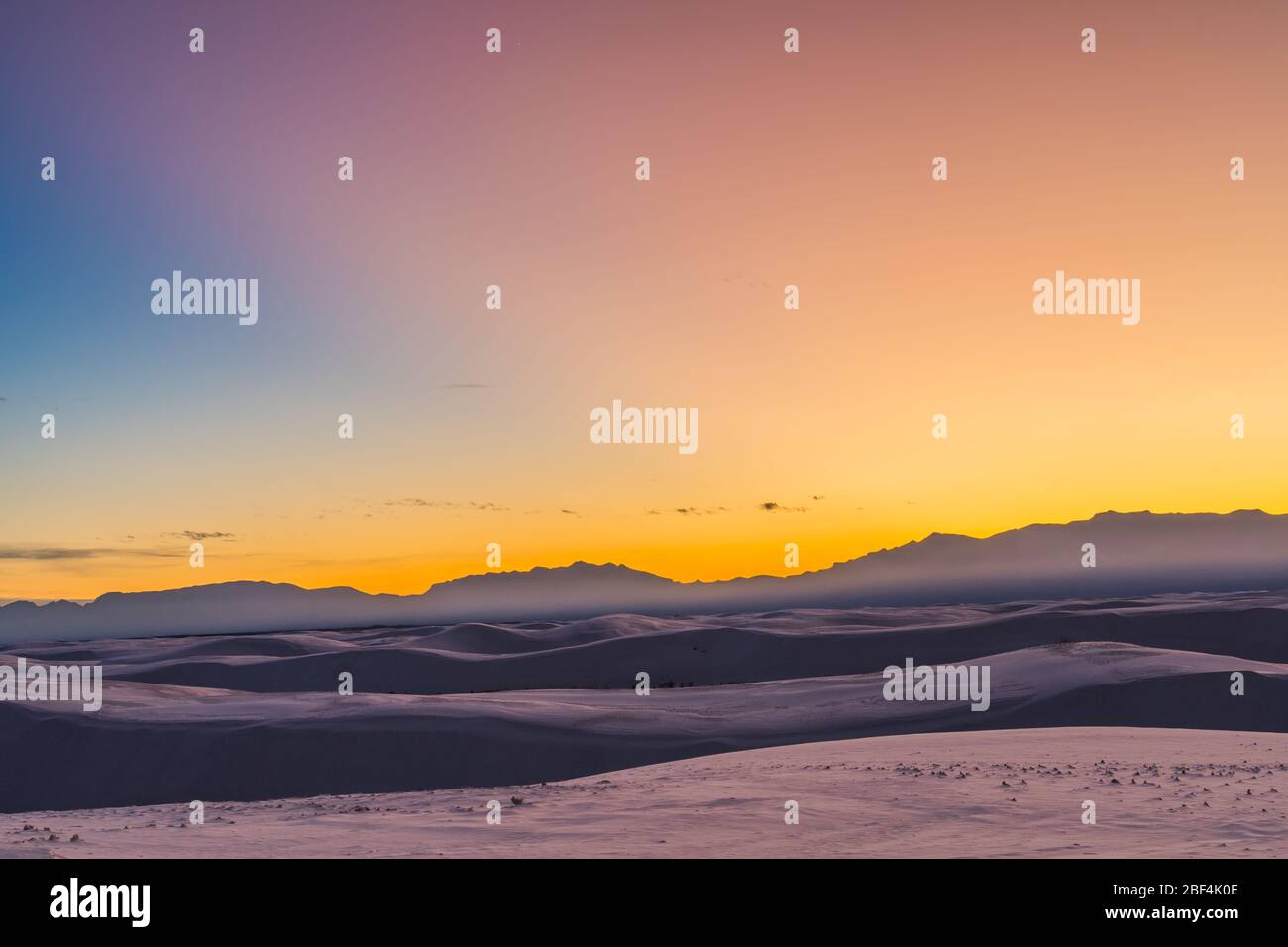 Crépuscule dans l'arrière-pays du parc national des White Sands. Banque D'Images