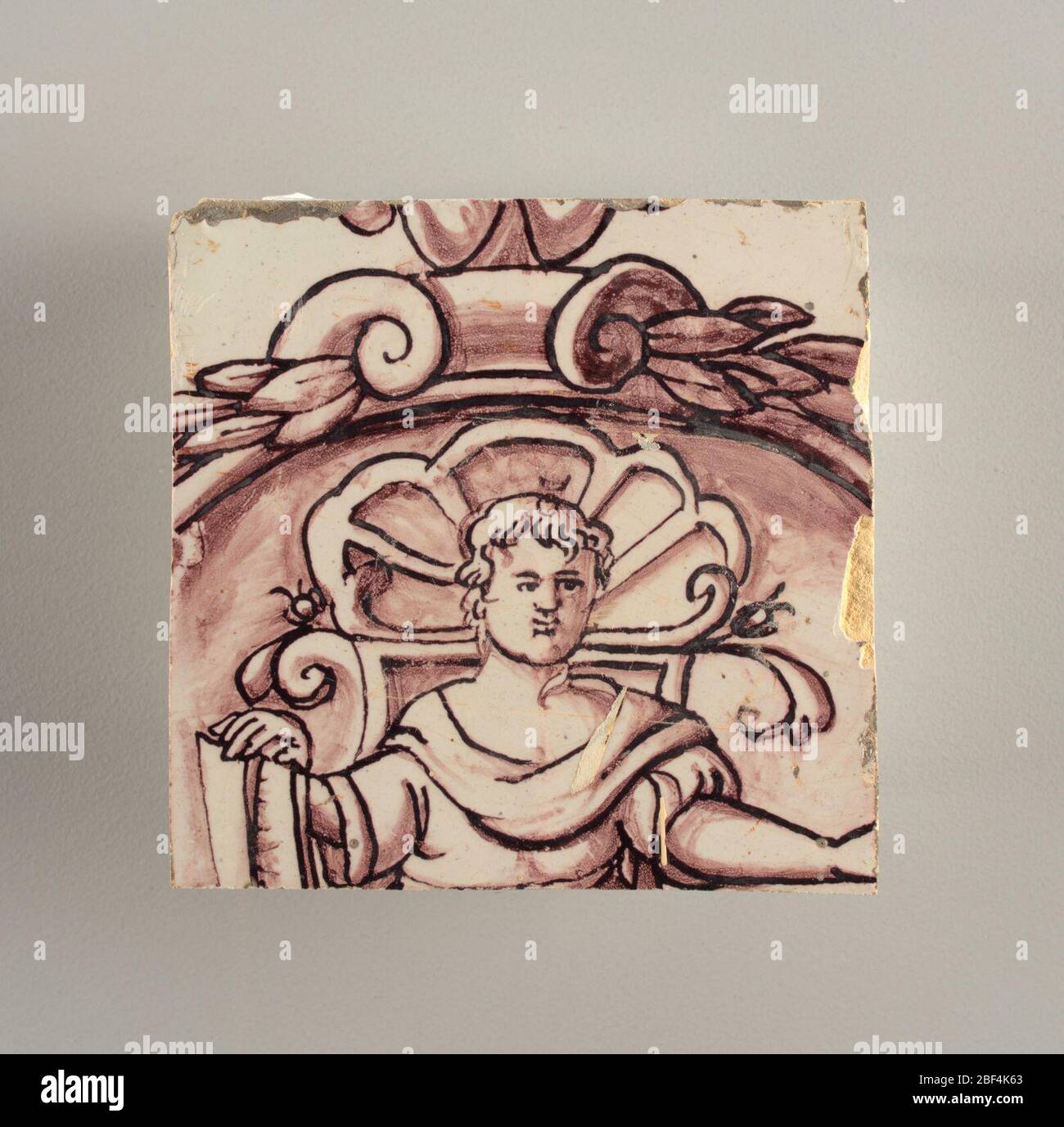 Face au mur. Conception de course pour une frise ou un dado, composée de rouleaux de feuillage et de strapwork, et quatre motifs répétitifs - une femme assise dans un petit médaillon ovale vertical, un puto assis sur une base rocagée, et strapwork en forme axiale. Banque D'Images