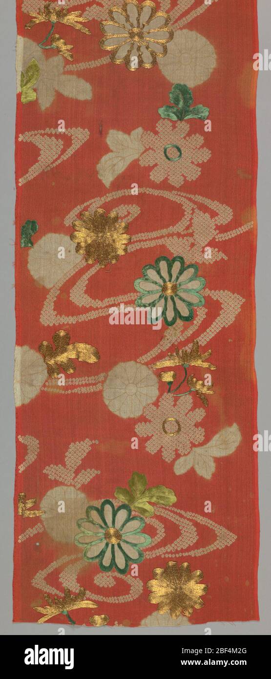 Textile. Manches kimono en crêpe de soie rouge : teints à la cravate et brodés en soie verte et fils métalliques. Le motif montre les branches de chrysanthèmes et les feuilles sur fond rouge. Banque D'Images