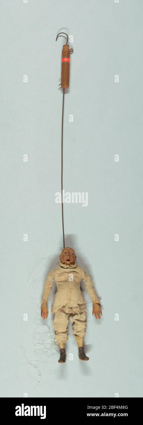 Pulcinella. Ensemble de marionnettes Commedia dell'arte, chacune avec masques faciaux et costumes de caractère.Pulcinella montré avec nez accroché, expression triste, touches de rouge sur le visage, ventre, léger dos-à-dos. Costume d’un mouchon et de sangsues de couleur naturelle. Banque D'Images