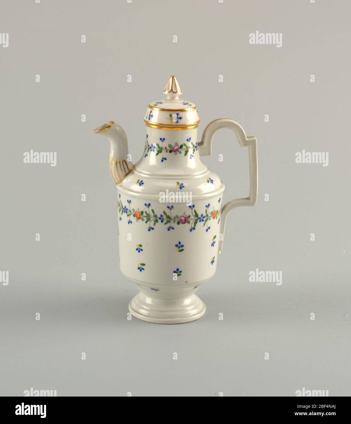 Cafetière avec bordures fleuries. Pied moulé, torchage, corps cylindrique, col moulé. Bec court, poignée angulaire. Couvrir avec un fini pointu. Parterre de roses et de fleurs de maïs polychrome sur le corps et le cou, avec des fleurs éparses au-dessus et au-dessous, et sur la couverture. Lignes et arêtes dorées. Banque D'Images