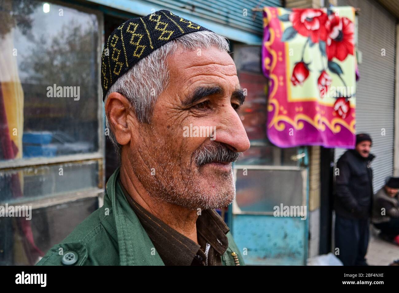 Sanandaj, Kurdistan iranien - 15 novembre 2013 : homme musulman kurde un  beau chapeau musulman noir traditionnel dans les rues de Sanandaj Photo  Stock - Alamy
