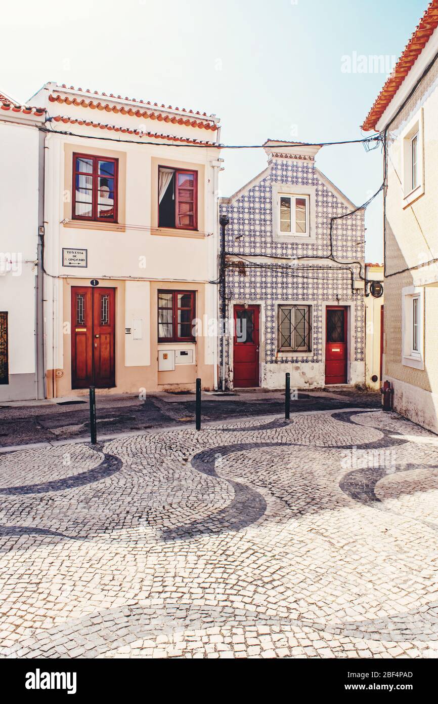 Maisons carrelées uniques à Aveiro Portugal sur une place avec un trottoir à motif vagues Banque D'Images