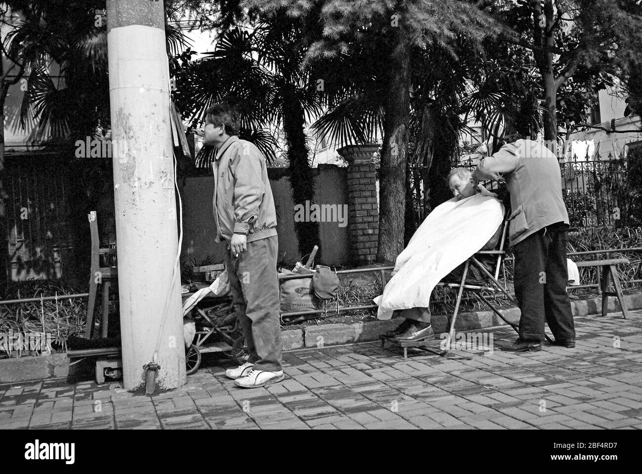 En 1990, les résidents ont coupé leurs cheveux au salon de coiffure dans la communauté Yuchuan second Village Putuo District Shanghai à la fin des années 1980 le vieux hou Banque D'Images