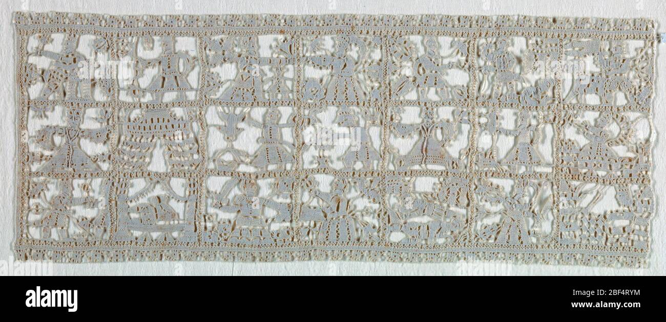 Panneau. Panneau de réticella, avec la grille créant trois rangées de scènes bibliques, l'une étant Judith et Holofernes. Banque D'Images