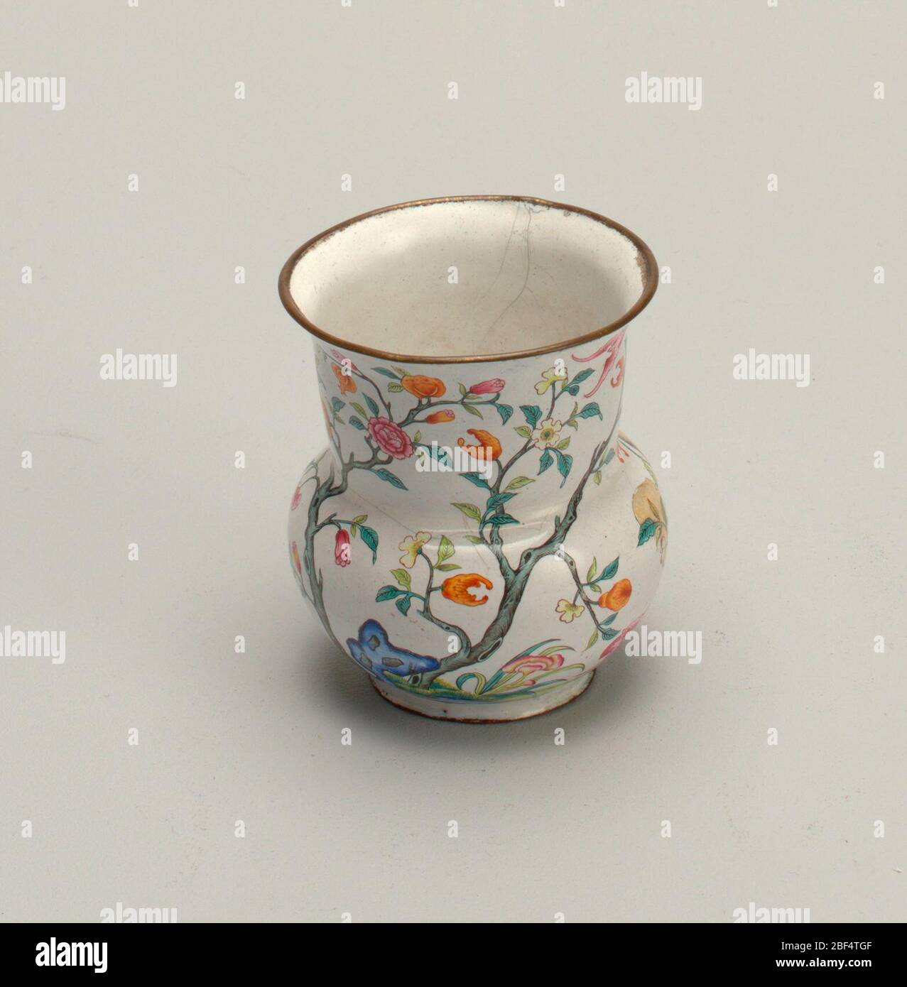 Vase d'exportation chinois. Vase en cuivre avec décoration en émail fleuri. Banque D'Images