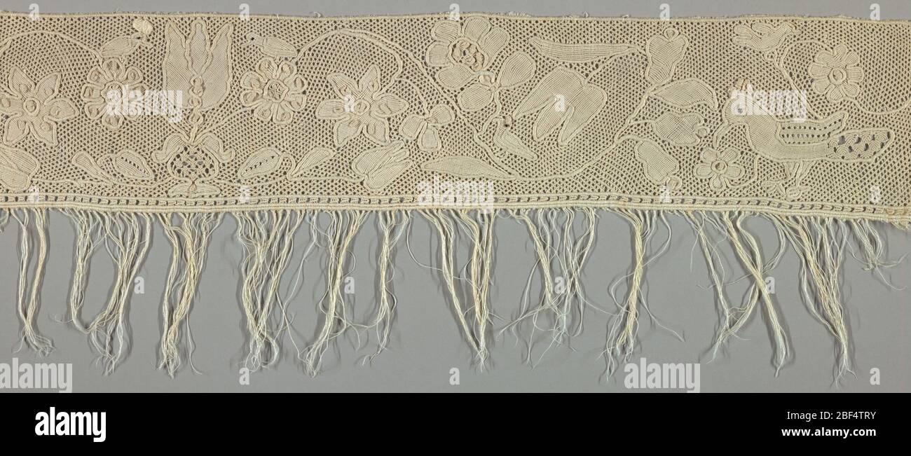 Bordure. Bordure pour taie d'oreiller ou serviette avec motif fleurs et oiseaux. Banque D'Images