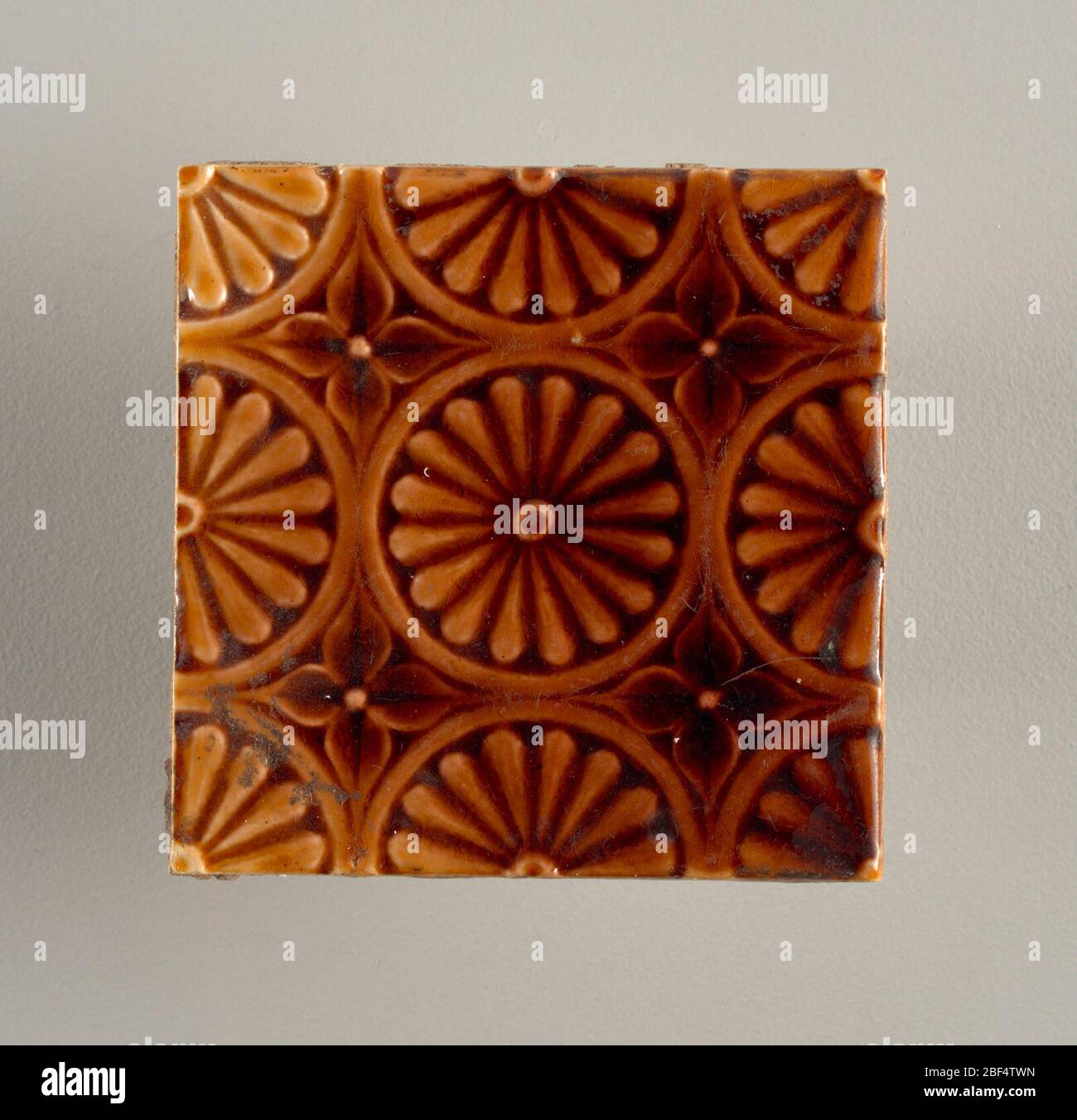 Mosaïque. Tuile carrée moulée en argile blanche, impressionnée et inscription: 'J. ET J.G. Low, Patent Art Tile Works, Chelsea Mass. États-Unis, copyright 1881 par J. & J.G. Basse'. Banque D'Images