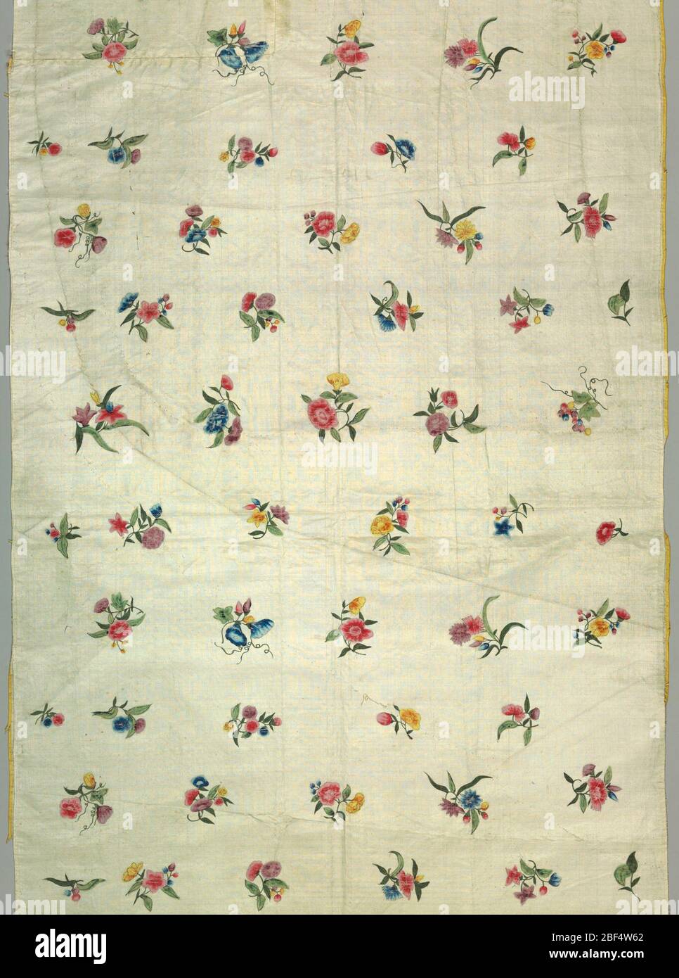 Panneaux de robe. Les panneaux faisaient autrefois partie d'une robe du XVIIIe siècle. 'A' est venu de l'avant de la robe, 'B' est venu du dos. 'A' a un fond incurvé pour l'ouverture de la robe. La conception est de branches isolées de fleurs et de baies. Banque D'Images