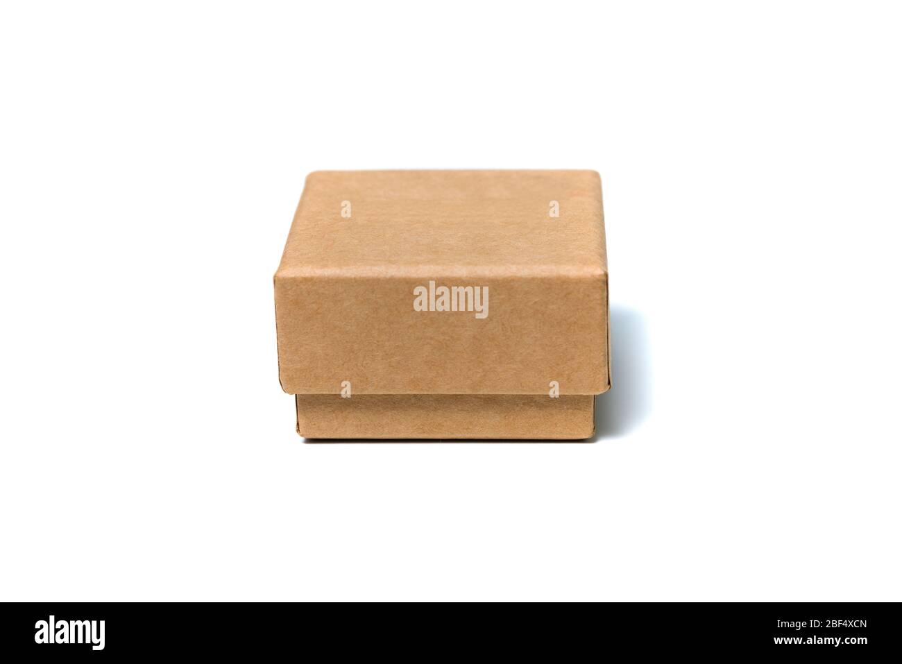 Petite boîte en carton brun vide avec couvercle pour maquette isolé sur fond blanc. Banque D'Images
