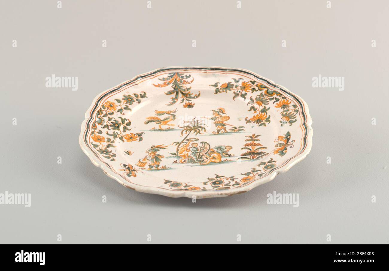 Plaque. Octogonal, avec bord festonné. Décoré de figures grotesques, dont un singe et un homme en hélices portant un bouclier inscrit sur « San-pur » (sans crainte). Bordure des insectes et des fleurs. Vert grisâtre et ocre sur un sol blanc. Banque D'Images