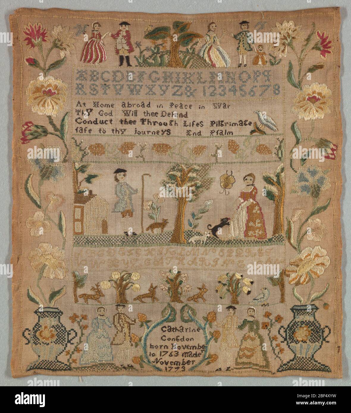 Echantillonneur. Large bordure de urnes, plantes à fleurs et de personnes. Au centre, l'alphabet, le texte et plus de personnes. Alphabet. 'Chez vous à l'étranger dans la paix dans la guerre, Dieu te défendra à vous conduire à travers le pèlerinage de la vie en toute sécurité à la fin de votre voyage Banque D'Images