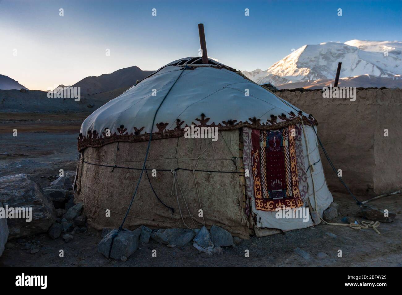Une yourte kirghize autour du lac Karakul sur la Karakoram Highway, la Province du Xinjiang, Chine Banque D'Images