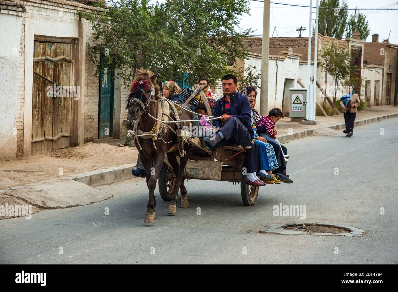 Un cheval et un chariot fournissant un service d'autobus dans la partie ouïghour de Kuche, province du Xinjiang, Chine. Banque D'Images