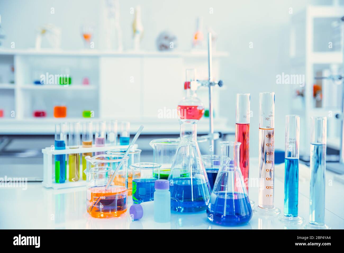 Flacon en verre en laboratoire de science chimique ou en laboratoire de recherche médicale avec liquide coloré pour le fond Banque D'Images